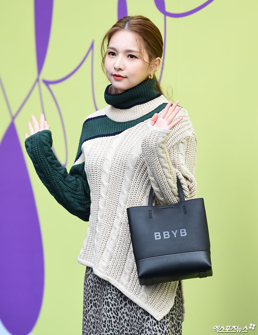 BBYB 재이 2020 S/S 서울패션위크 포토월 착용 가방 (비비와이비 브루니백)